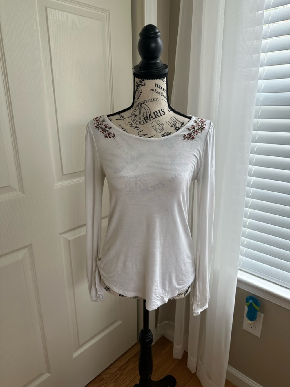 American Eagle Soft & Sexy Long Sleeve Blouse – White with Floral Embroidery